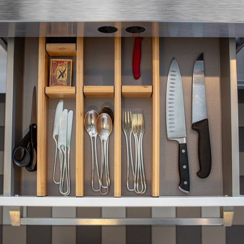 Tiroir de cuisine organisé avec séparateurs en bambou pour ustensiles