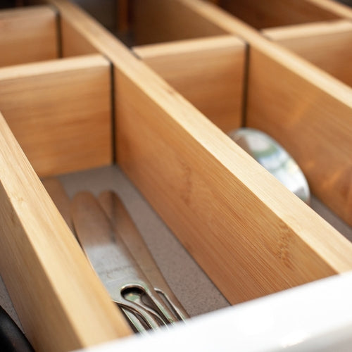 Organisation de tiroir avec diviseurs en bambou pour rangement optimal